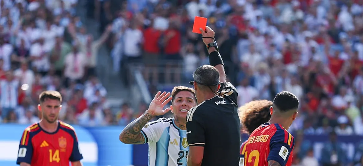 Árbitro de la final del Mundial 2026 anunció su retiro: ¿cómo reaccionó la prensa argentina?