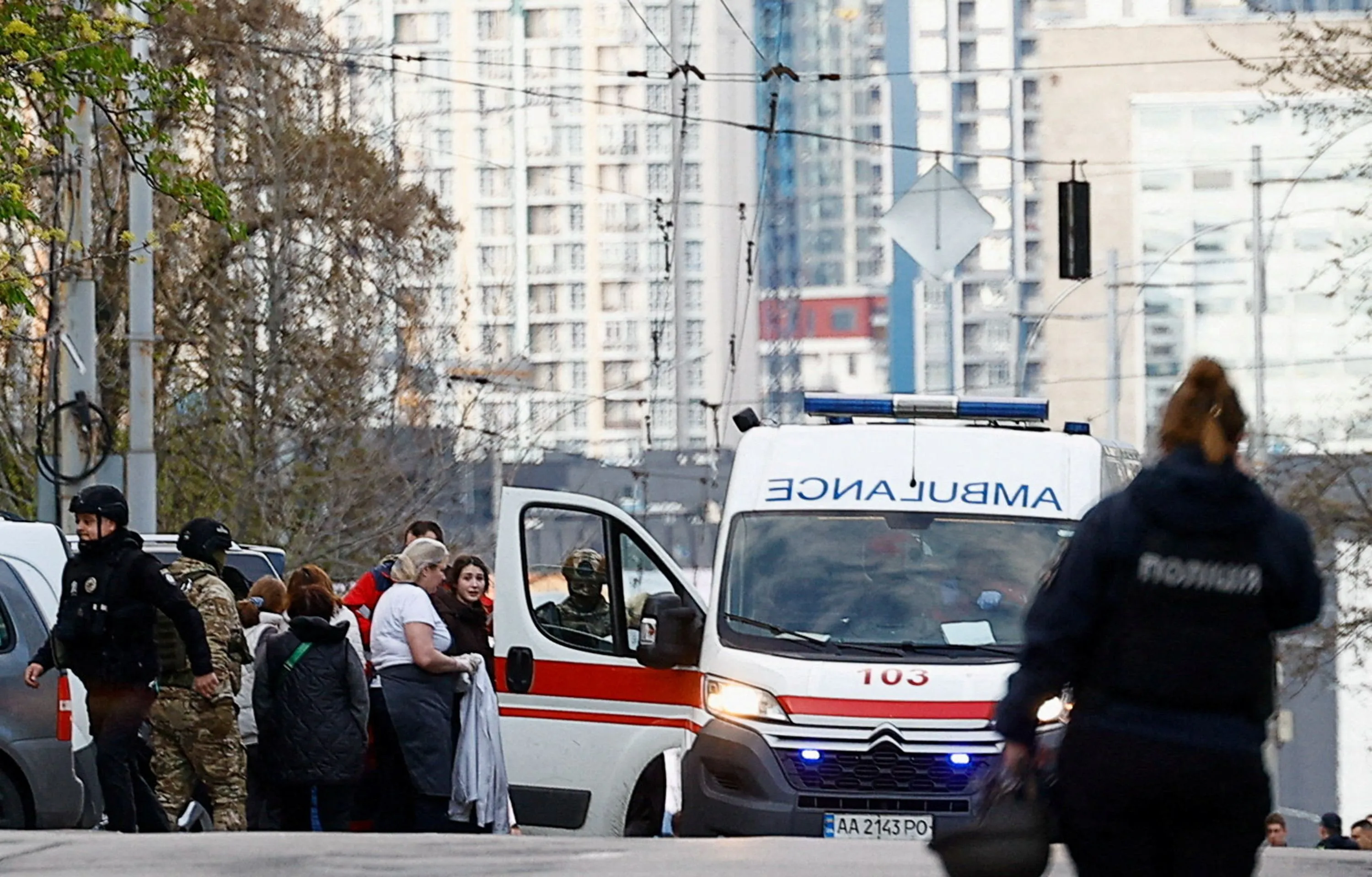 Al menos seis muertos tras balacera y toma de rehenes en supermercado de Ucrania