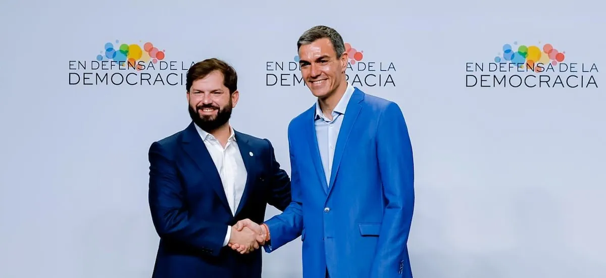 Expresidente Boric llama en Barcelona a enfrentar el avance autoritario y defender la democracia - La Tercera