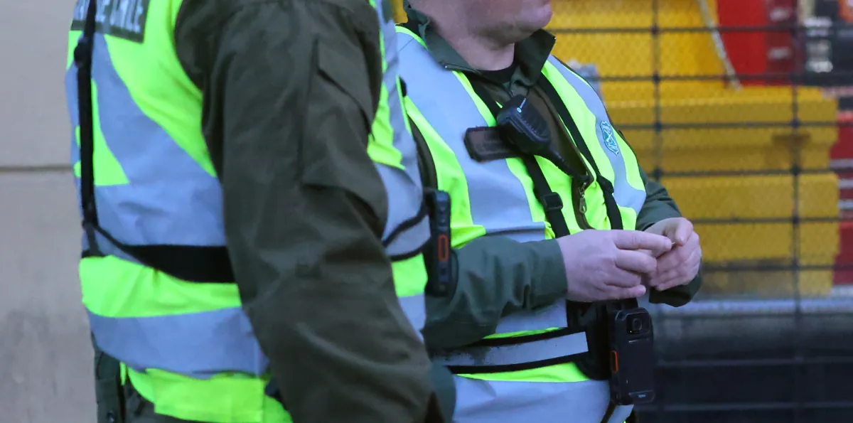 Encarcelan a dos carabineros acusados de extorsionar a chofer sorprendido sin licencia