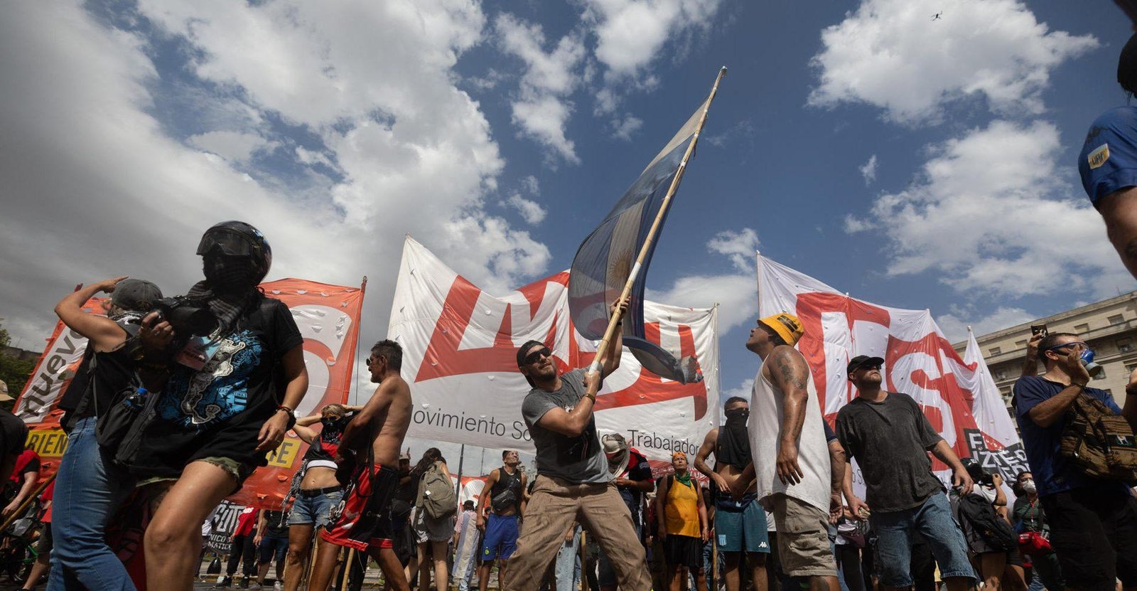 Paro por reforma laboral de Milei provoca cancelación de decenas de vuelos en Argentina