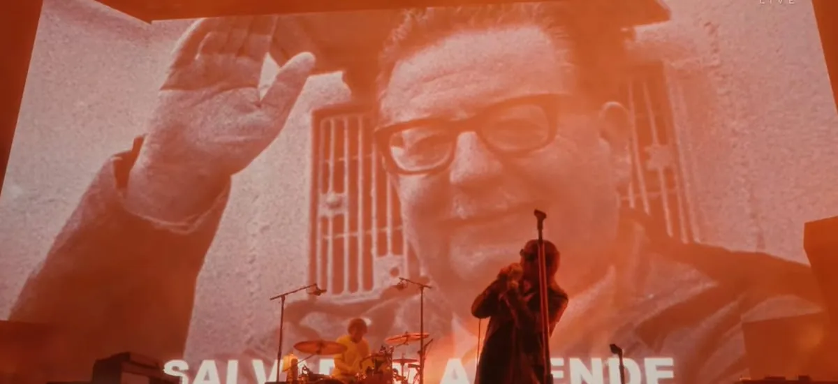 “Derrocado en 1973 por la CIA”: The Strokes proyectó la imagen de Salvador Allende en medio de su show en Coachella