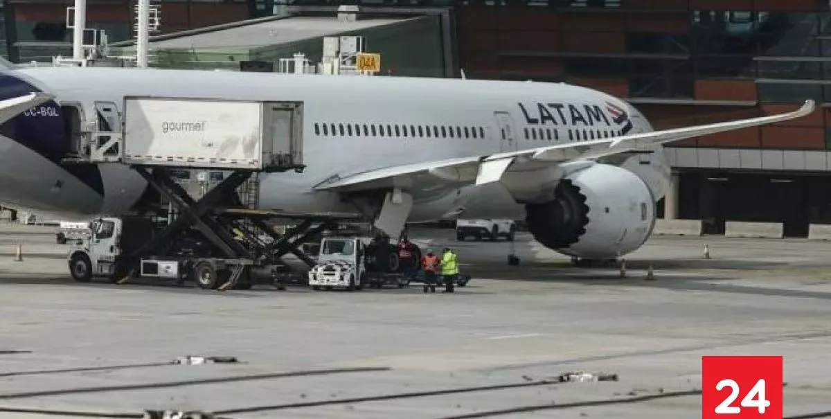 Chileno es detenido por insultos racistas y homofóbicos en avión comercial en Brasil