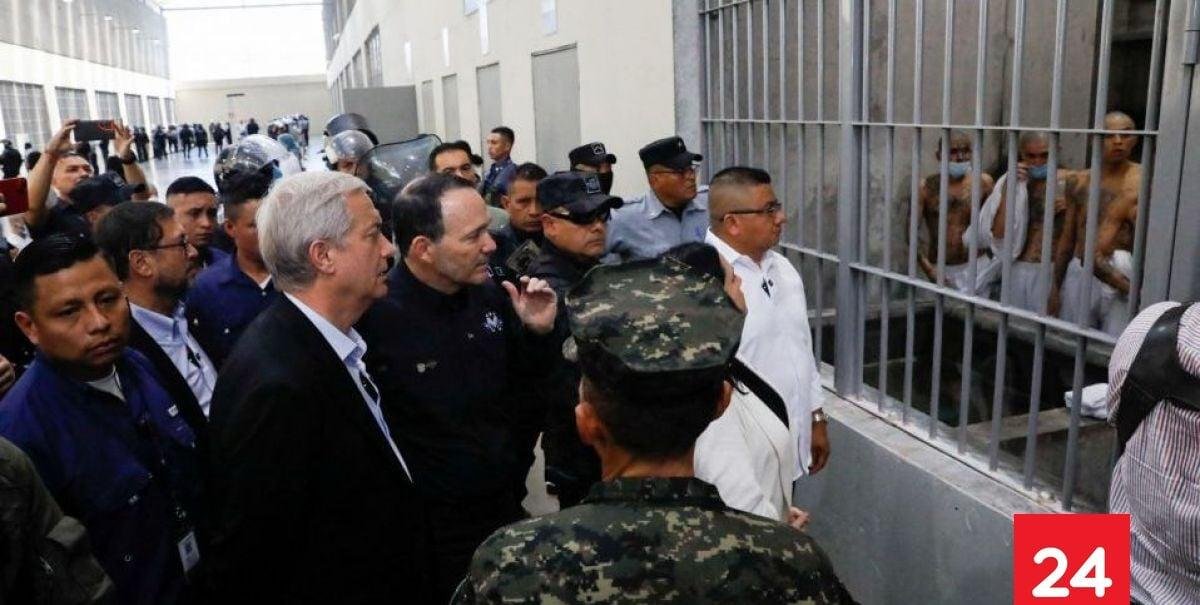 FOTOS y VIDEOS | Kast recorrió cárcel de máxima seguridad salvadoreña ante la mirada de los reos