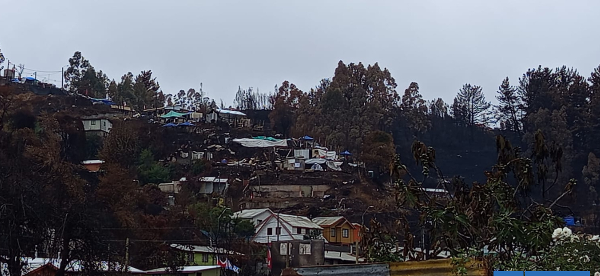 Carpas y plásticos: Damnificados del megaincendio en Bío Bío tuvieron que enfrentar su primera lluvia