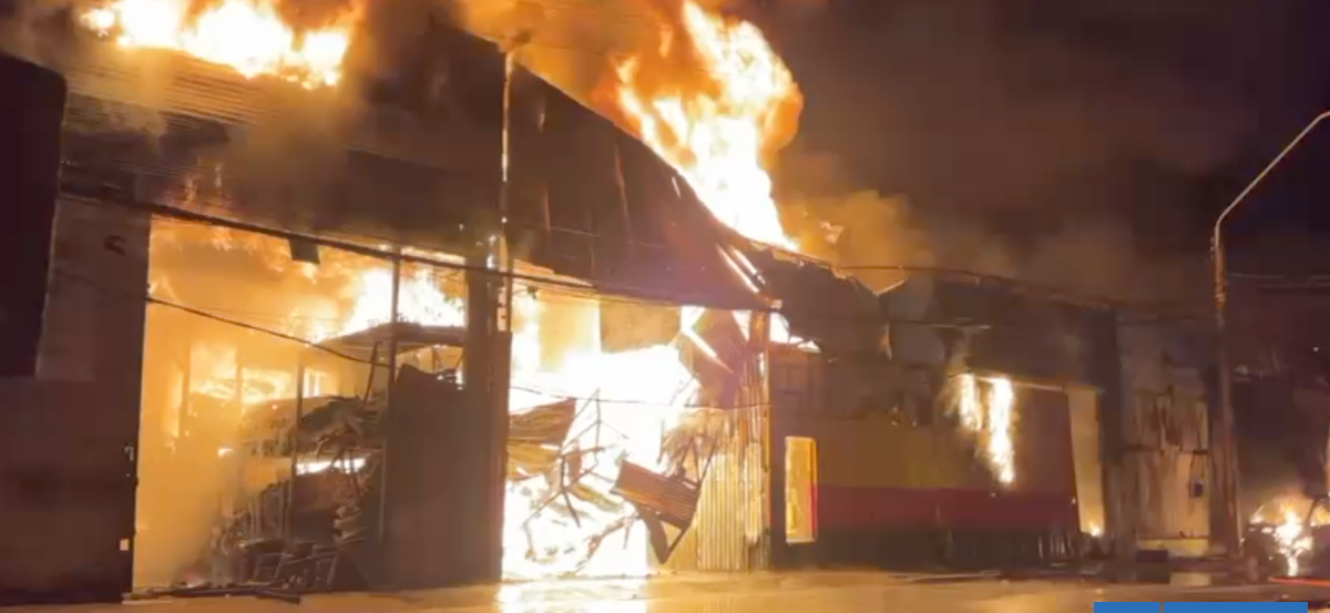 Incendio afecta a galpones de la Zona Franca de Iquique: se registran varias explosiones