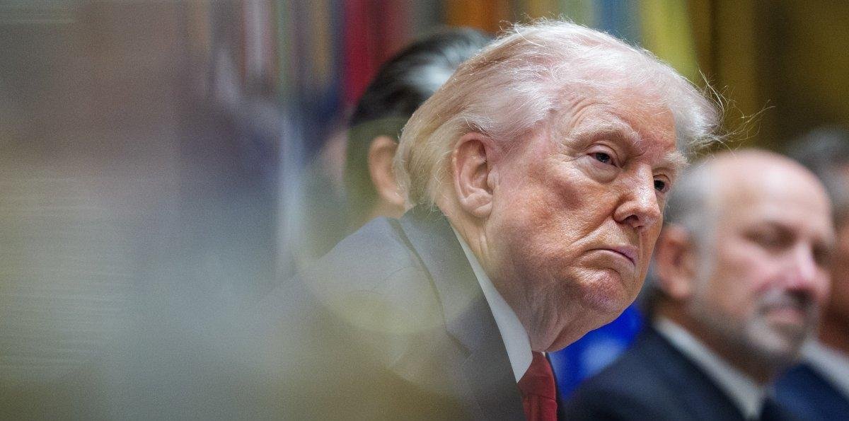 Trump explicó que cierra los ojos en sus reuniones de gabinete porque se aburre, pero no duerme