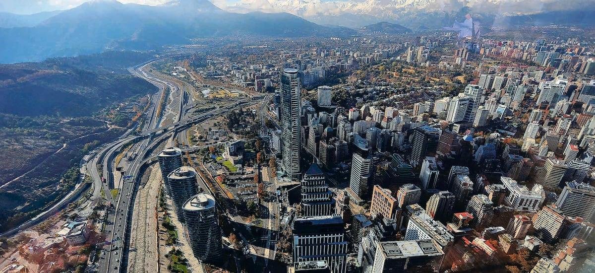 Salida de capitales de Chile se modera el último año y es la segunda menor desde el estallido social y el Covid