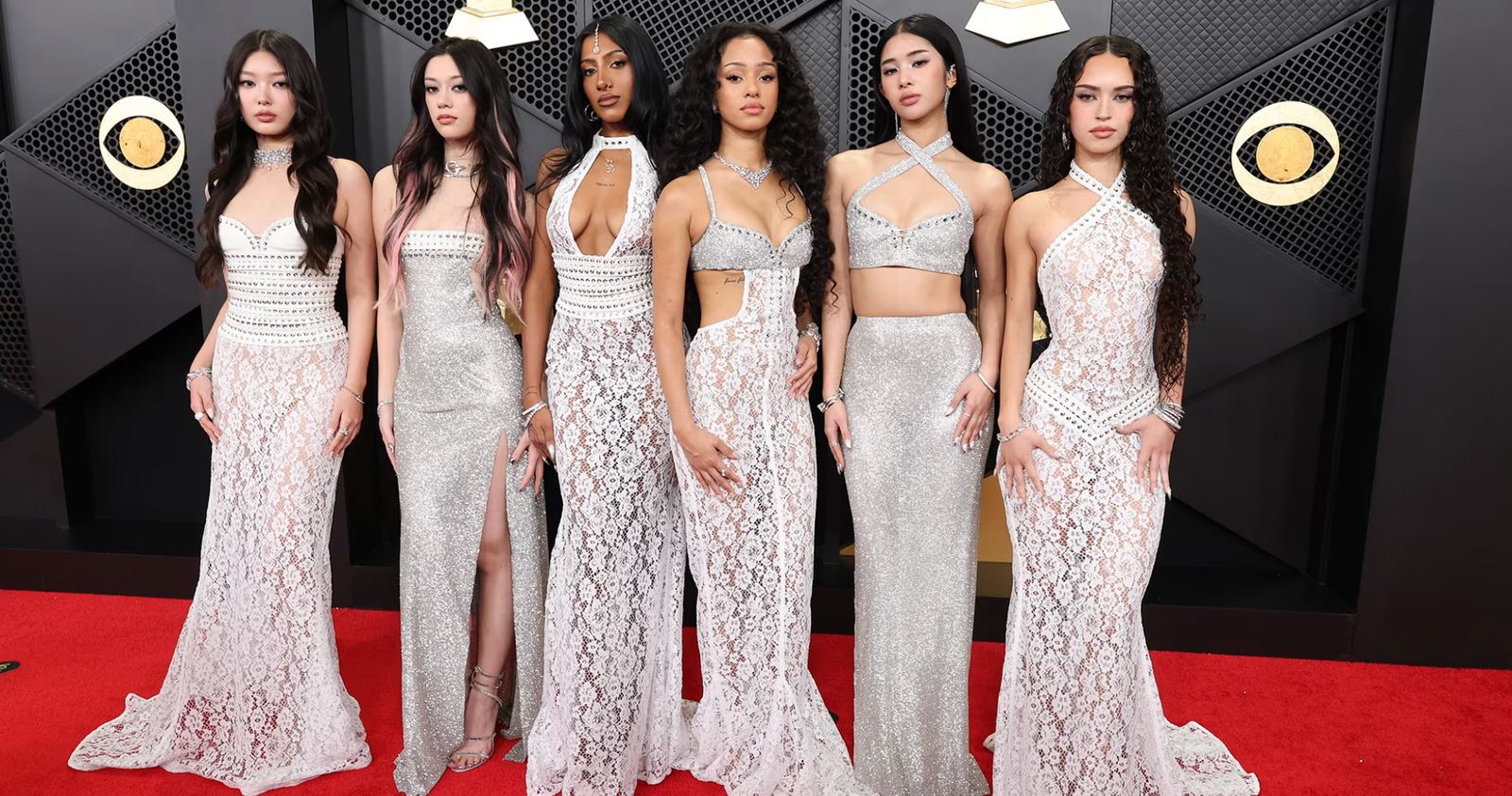 Moda y protesta en los Grammy 2026: Celebridades lucieron pines “ICE Out” en la alfombra roja