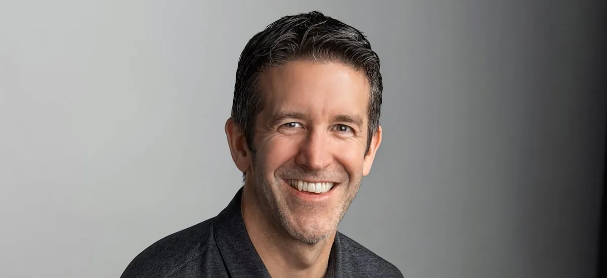 John Ternus asumirá como nuevo CEO de Apple y Tim Cook da un paso al costado luego de 15 años en el cargo