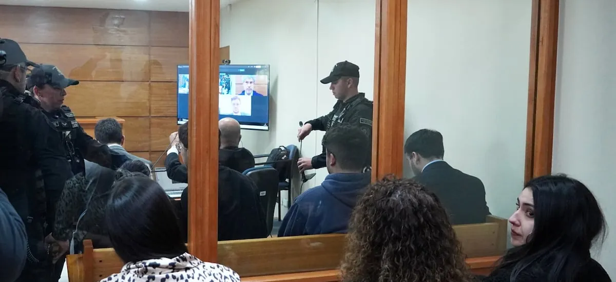 Tribunal rechaza petición de prisión preventiva y decreta arraigo nacional para estudiantes imputados por la agresión a ministra Lincolao