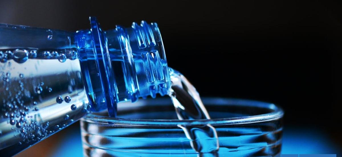 ¿Beber agua con gas ayuda a bajar de peso? lo que dice la ciencia sobre el real efecto en tu cuerpo