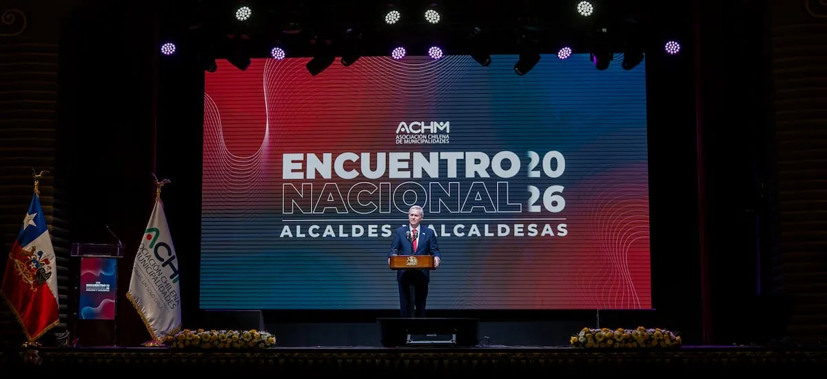 Kast hace frente a la arremetida municipal por contribuciones y alcalde Toledo protagoniza impasse con el Presidente