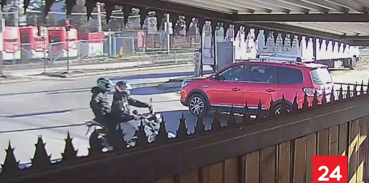 VIDEO: atacan a balazos la casa y vehículo de carabinero mientras almorzaba con su familia en Lo Espejo