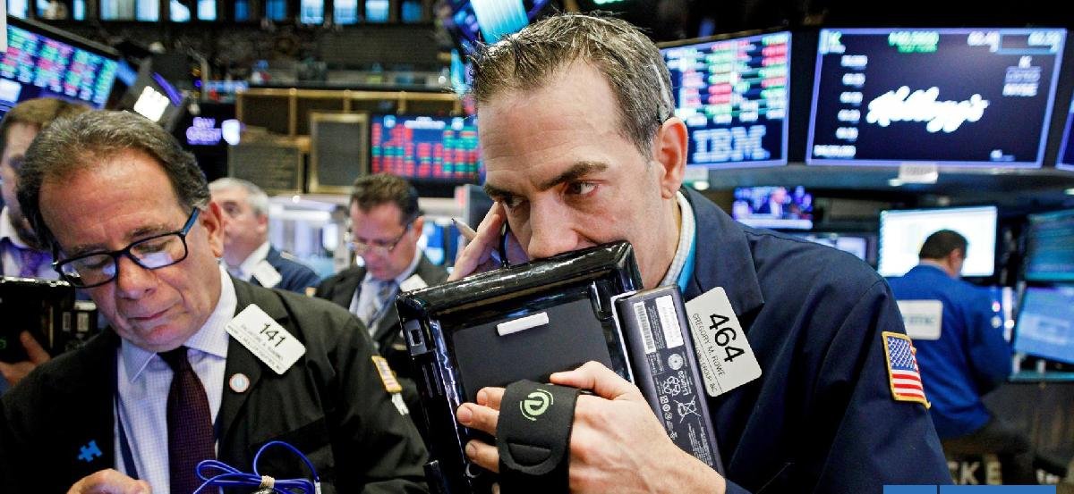 Wall Street cierra en rojo en jornada marcada por el sector tecnológico: IPSA se sumó a la tendencia