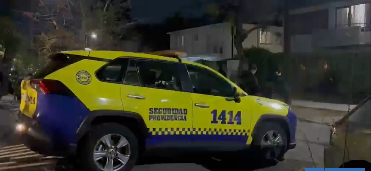 Adultos mayores sufren violento robo en Providencia: les quitaron argollas de 62 años de matrimonio