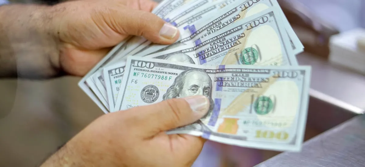 El dólar cae en medio de positivo Imacec de junio y anota su menor valor en un mes