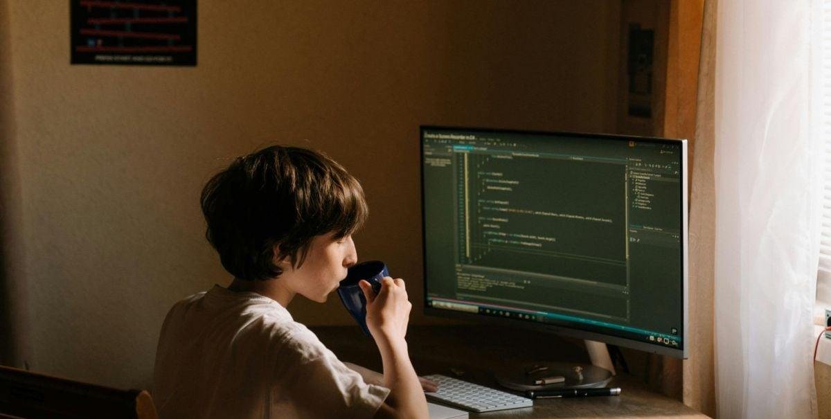 El uso de pantallas en edades más tempranas es un riesgo de ciberbullying, según estudio