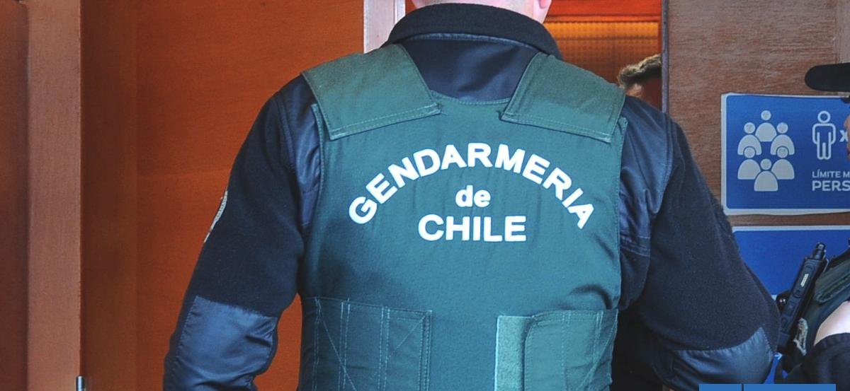 Gendarmería remueve a dos funcionarios tras error que liberó a imputado en Centro de Justicia