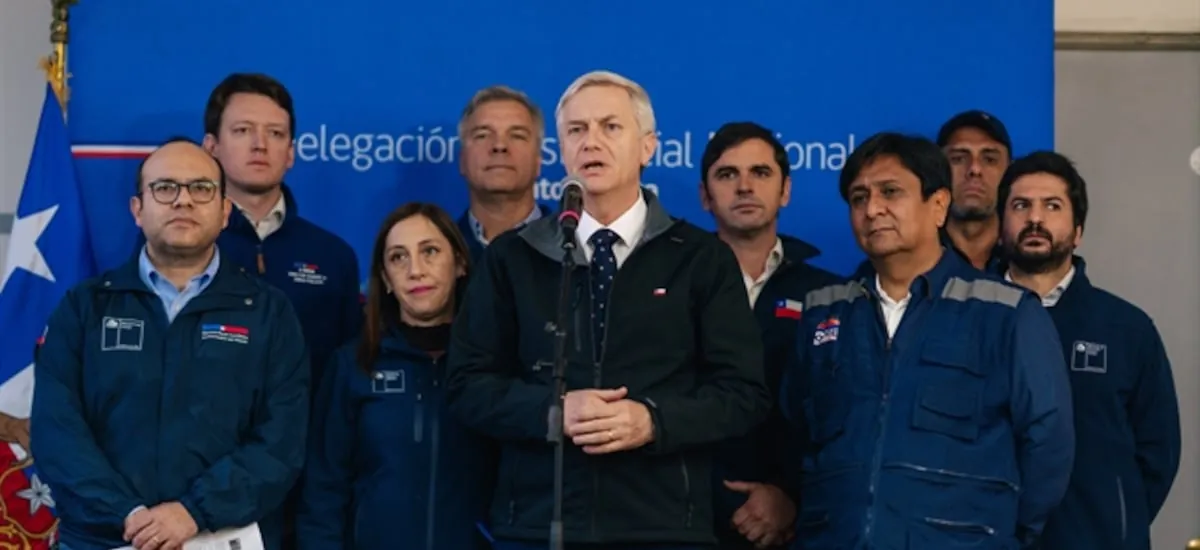 Kast monitorea daños por sistema frontal en Antofagasta y advierte que quienes viven en “zonas de riesgo” deberán abandonarlas
