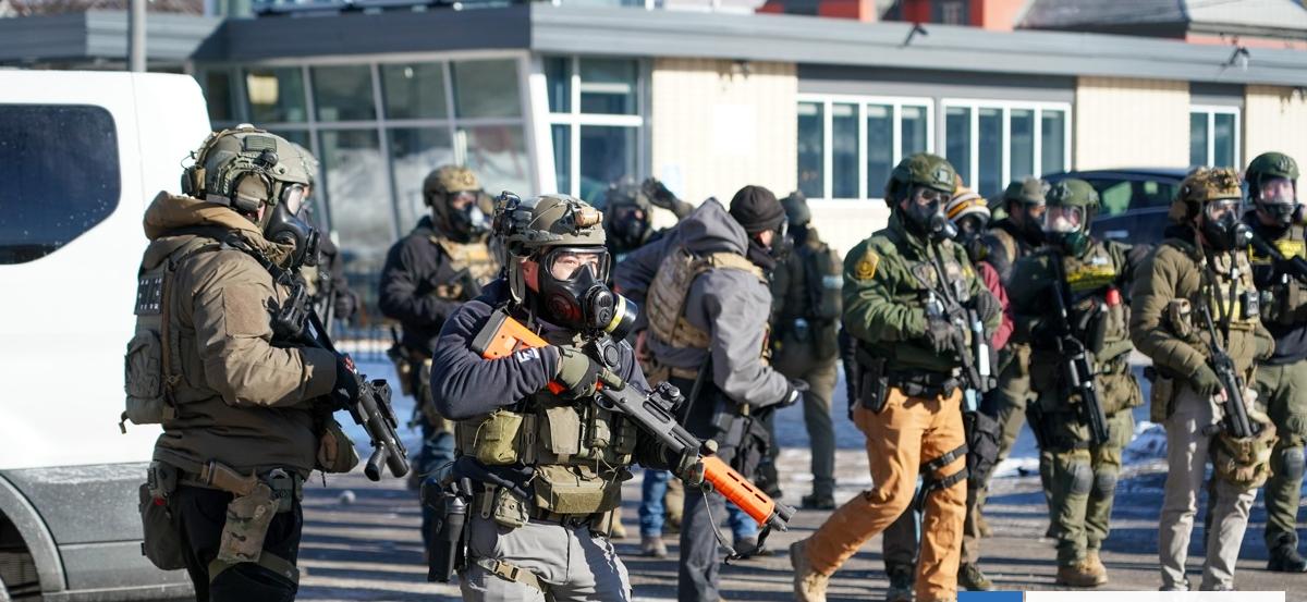 Gobernador demócrata de Minnesota moviliza a la Guardia Nacional tras muerte de hombre a manos de ICE