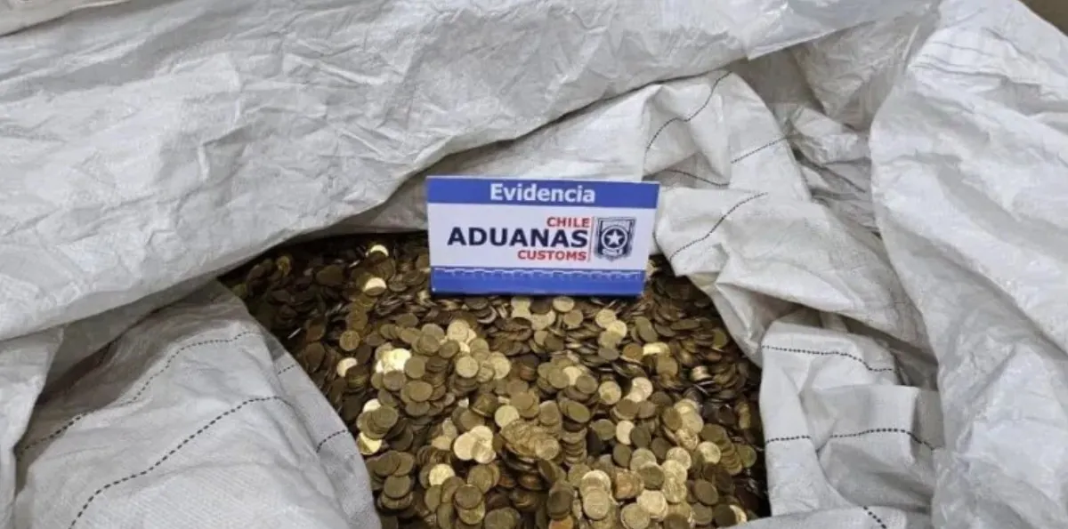Frustran millonario contrabando oculto entre chatarra: Más de un millón de monedas de $10