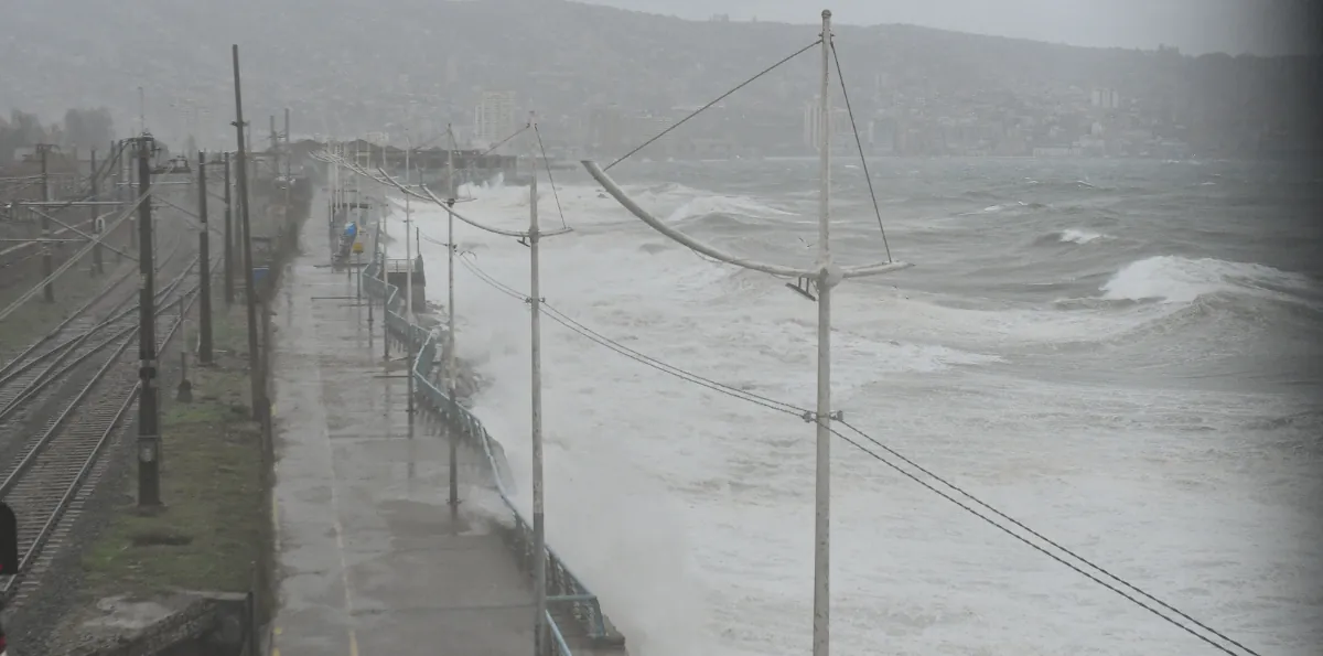 Geógrafa advierte “tormenta perfecta” por sistema frontal, marejadas y alta marea en zona central