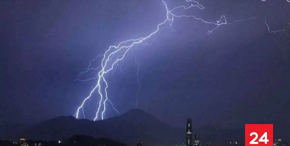 Emiten aviso por posibles tormentas eléctricas este fin de semana en tres regiones del país