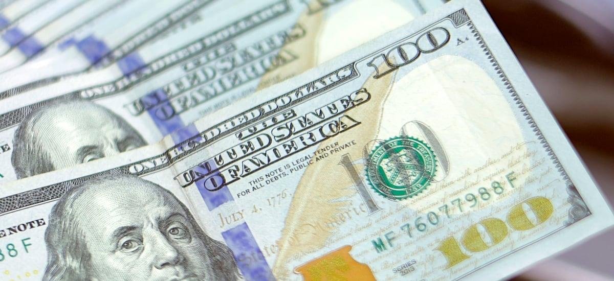 El dólar se dispara en medio del conflicto en el Medio Oriente y la inesperada caída del Imacec