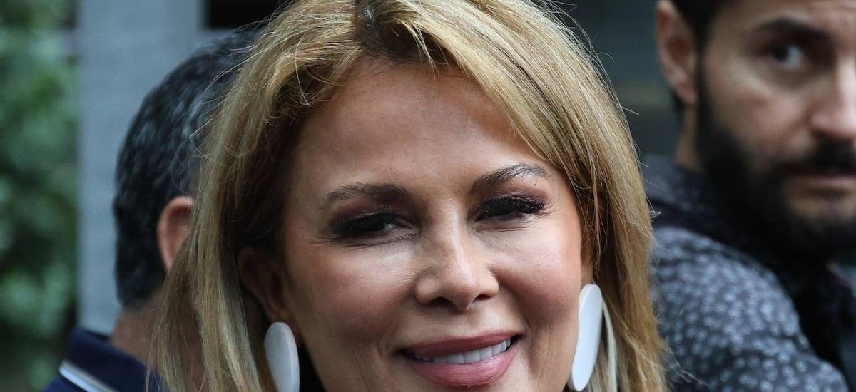 Evitó a la prensa, pero igual lanzó un dardo frente a la cámara: Cathy Barriga se descarga tras postergación de audiencia
