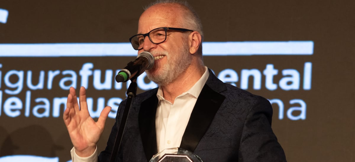 “Un premio al trabajo”: Alberto Plaza recibe uno de los máximos reconocimientos de la música chilena