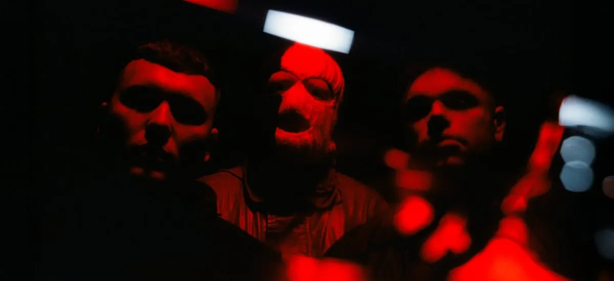 Kneecap, la controvertida banda irlandesa debuta en Chile
