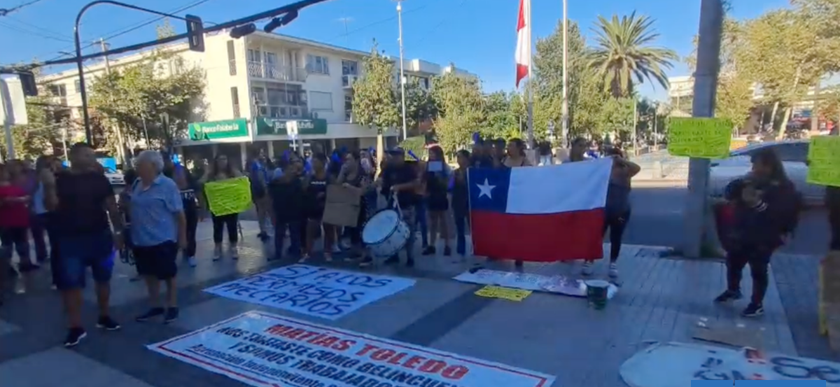 Tensión por desalojo de comerciantes ambulantes en Plaza de Puente Alto: hay al menos dos detenidos