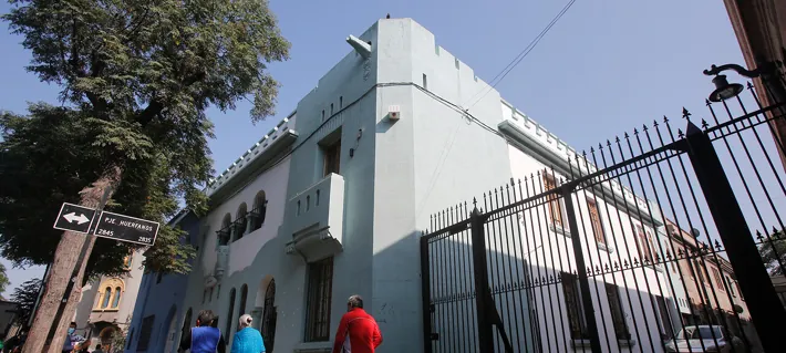 Fotos | Casa en Barrio Yungay donde vivió el expresidente Boric sale a la venta por más de $830 millones