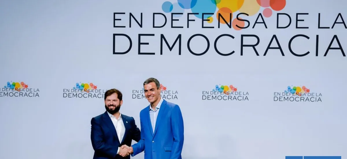 Con guiño a candidatura de Bachelet: Boric moderó encuentro "En defensa de la Democracia" en Barcelona