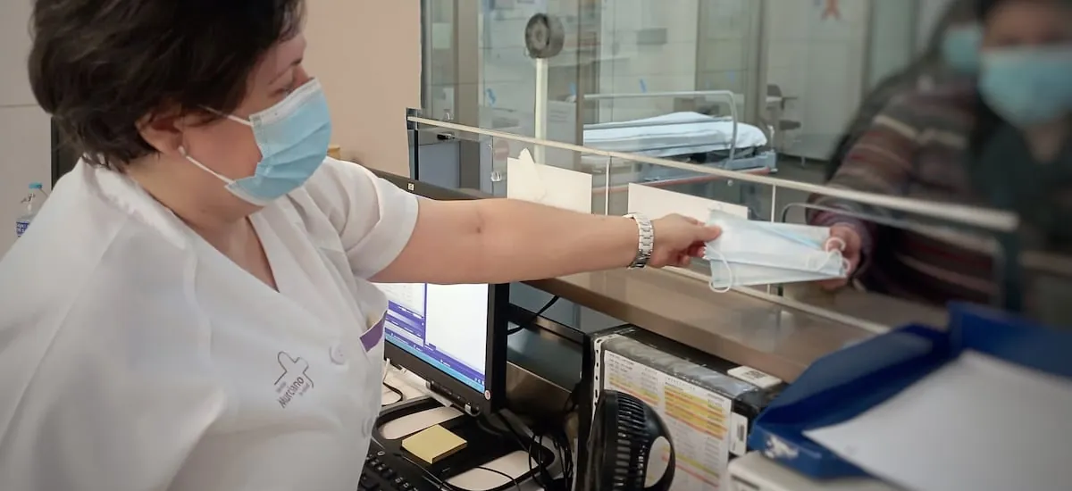 Minsal anuncia uso obligatorio de mascarillas en las urgencias a partir de este 1 de abril - La Tercera