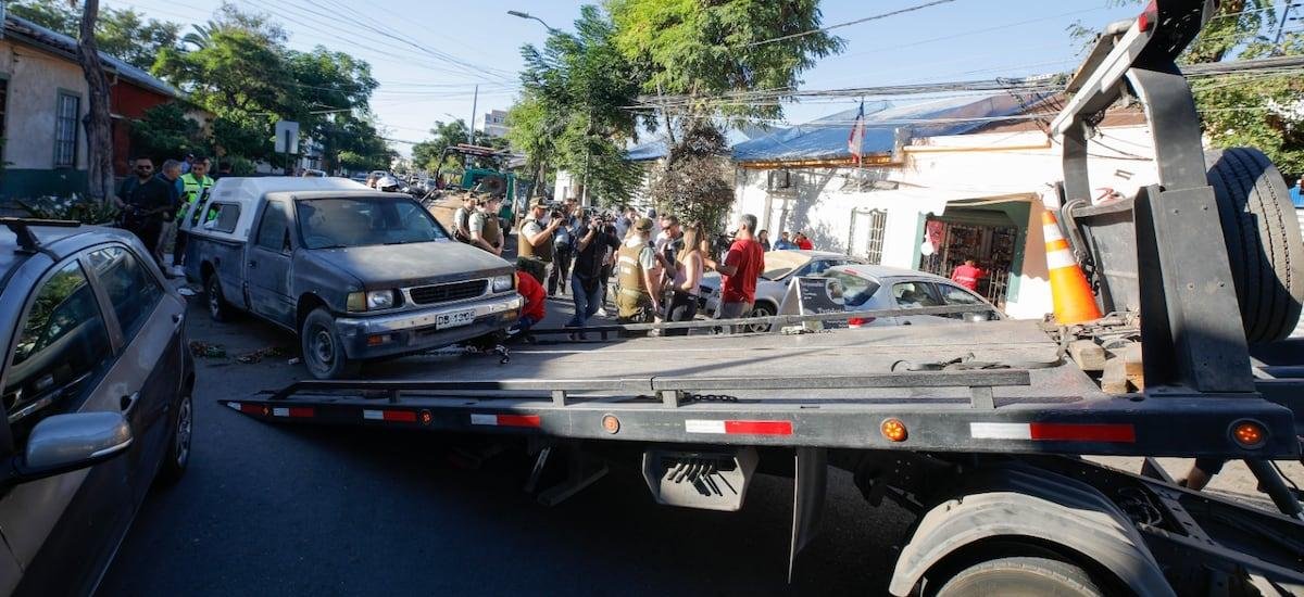Municipalidad de Santiago inicia plan de retiro de más de 500 autos abandonados en la comuna