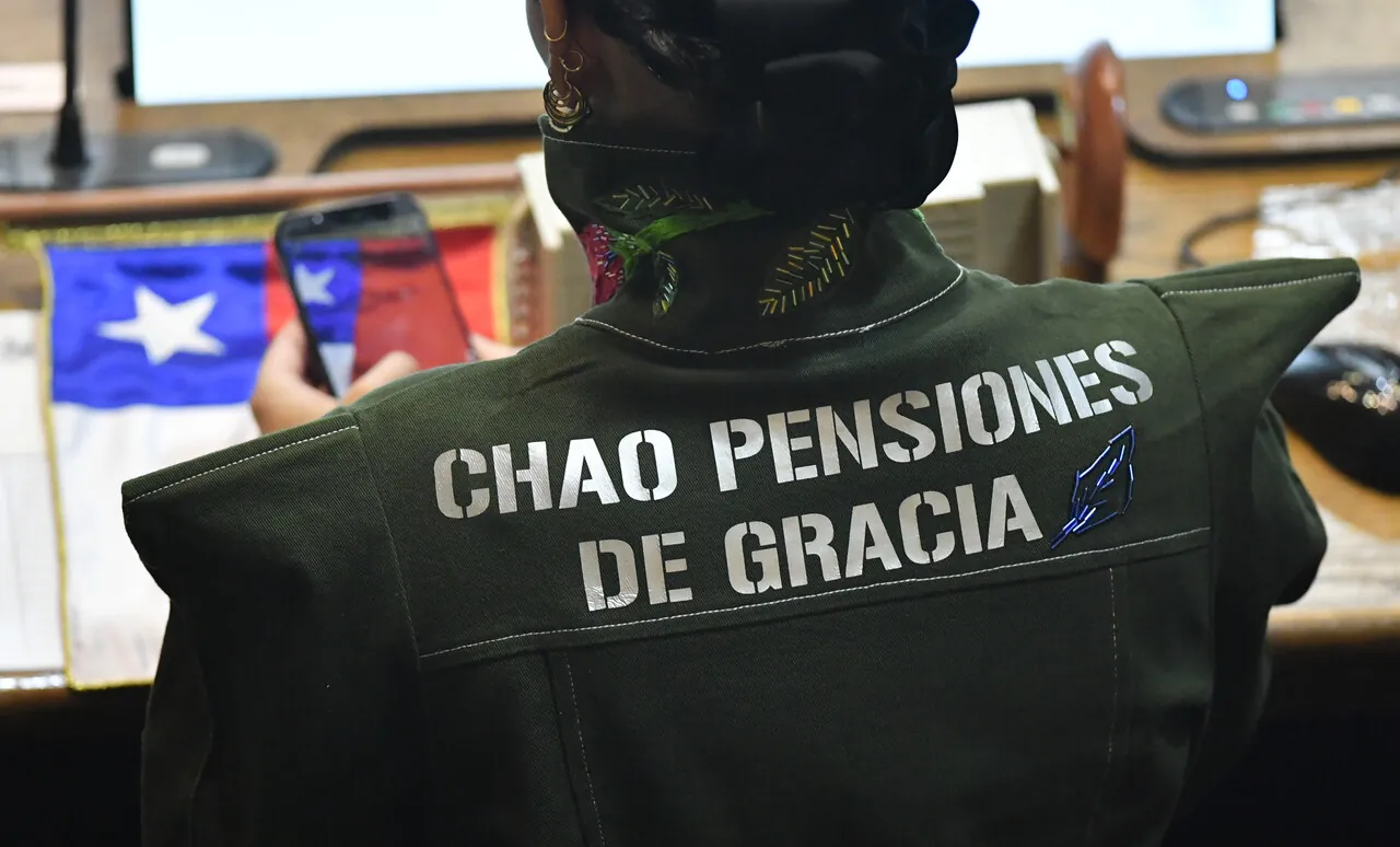 “Chao pensiones de gracia”: Diputada Javiera Rodríguez llega a asumir hasta el Congreso vestida como carabinera
