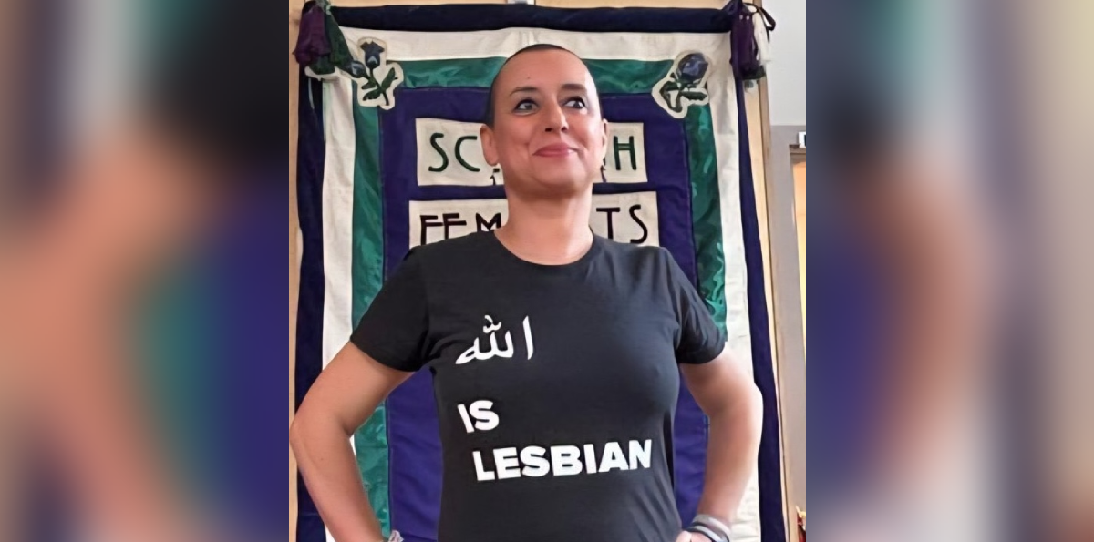 Acusan grave deterioro de activista presa por una polera con el mensaje "Alá es lesbiana"