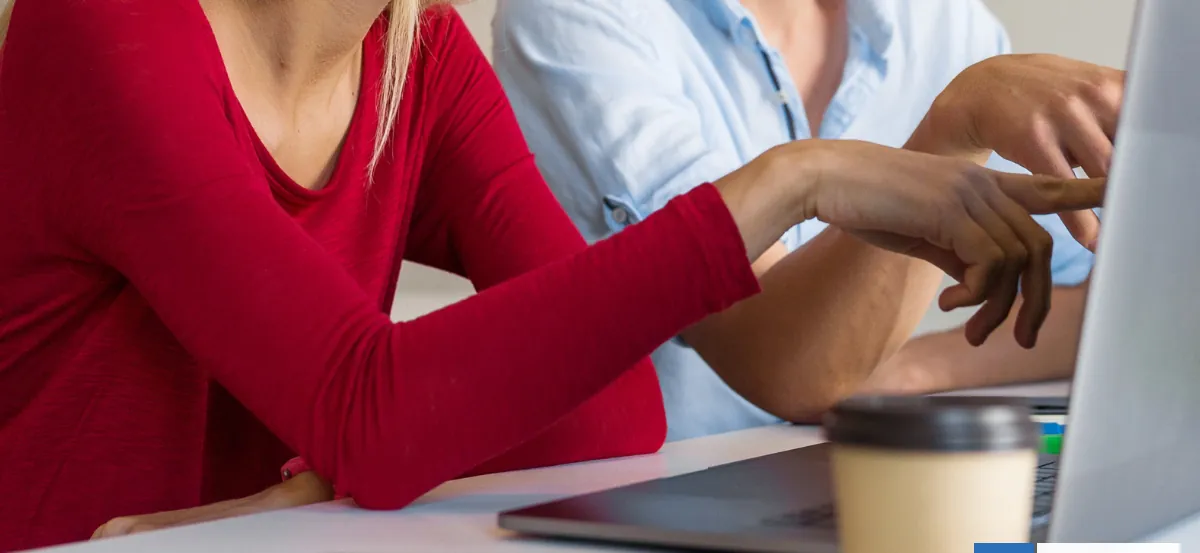 El miedo a tocarse: Una sociedad donde el abrazo es un riesgo y el piropo un expediente potencial