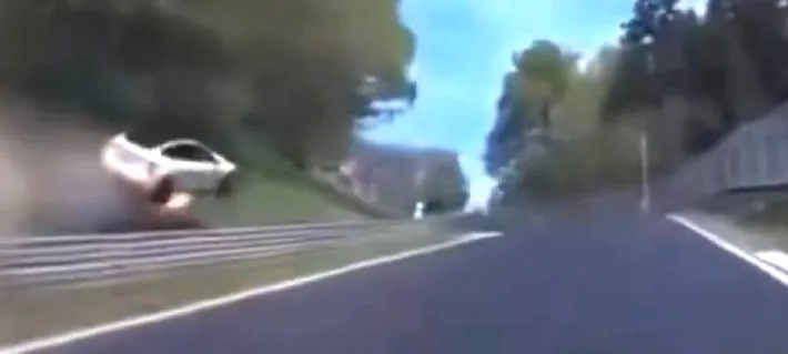 Un Tesla Model 3 protagoniza aparatoso accidente en Nürburgring y obliga a cerrar la pista