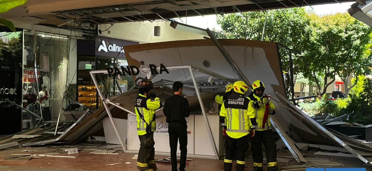 Desplome de parte del techo en Mall Portal Belloto de Quilpué afecta a local de Pandora