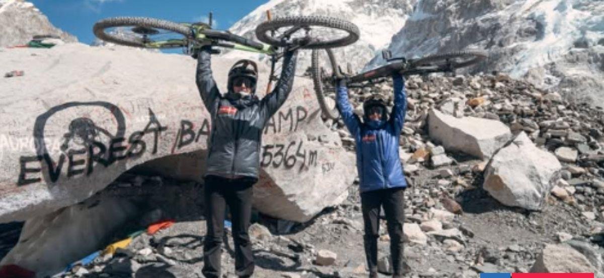 Dos chilenas hacen historia: primeras mujeres en llegar al campamento base del Everest en bicicleta