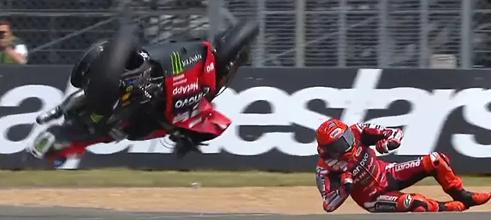 Salió volando y tendrá que ser operado... Mira el aparatoso accidente del campeón Marc Márquez en el MotoGP