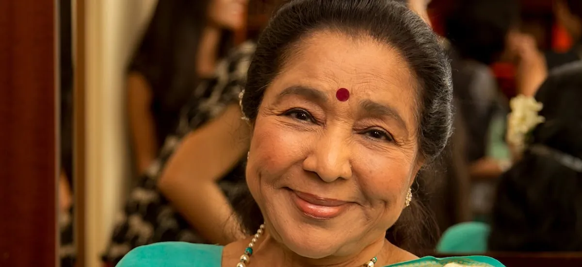 Muere a los 92 años Asha Bhosle, leyenda de la música india y artista con más grabaciones de la historia - La Tercera