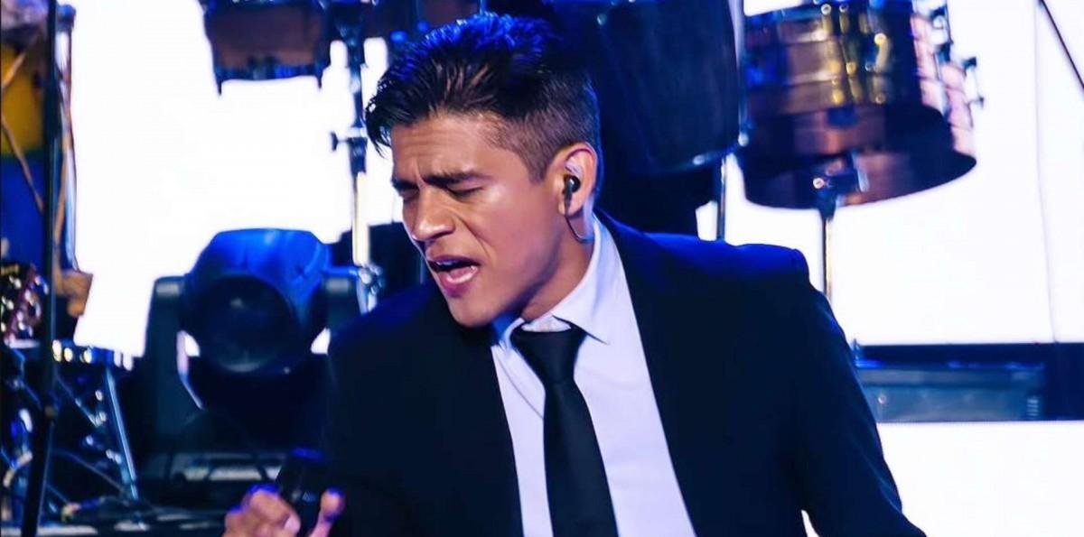 Más problemas para Américo: Exguitarrista lo demanda por $89 millones tras acusaciones de maltrato laboral y hostigamiento