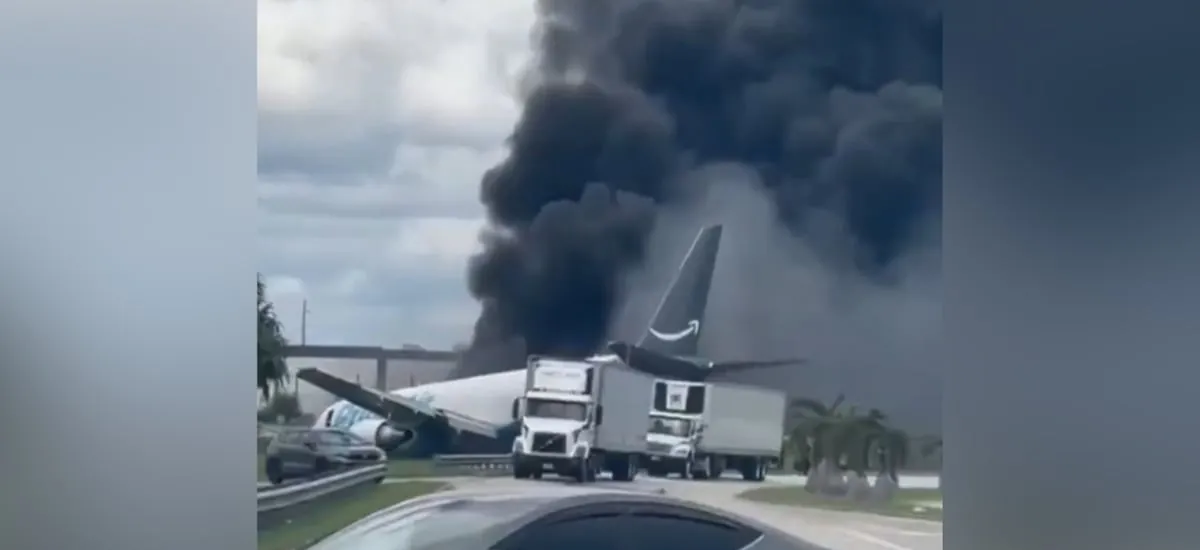 Avión Amazon sobrepasa pista de aterrizaje y se estrella en aeropuerto de Miami: reportan cinco muertos