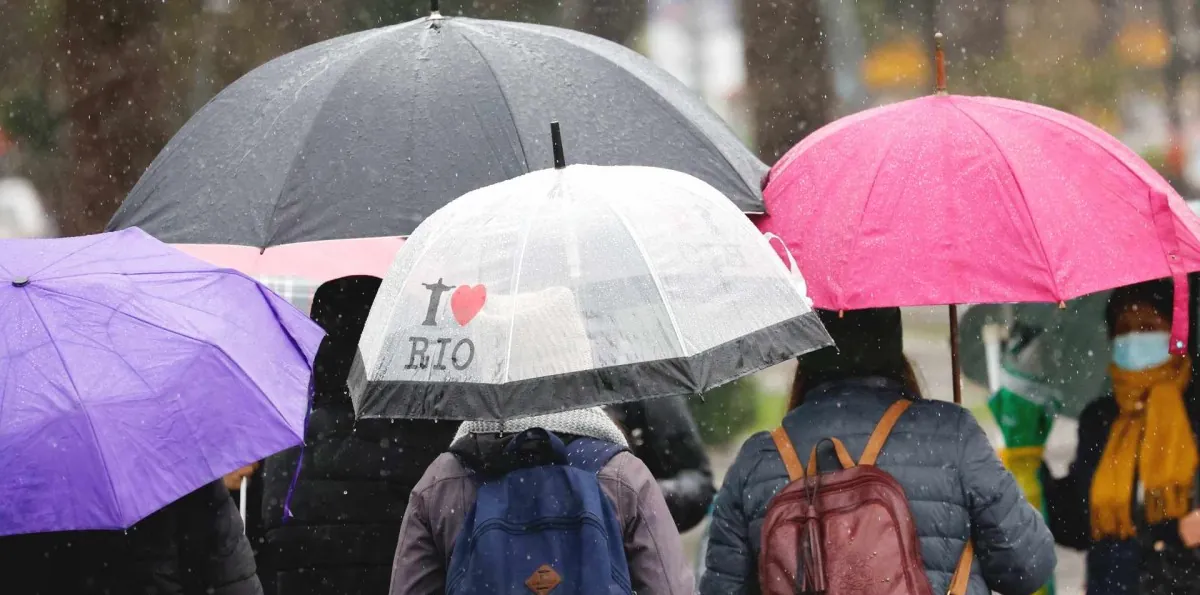 Más de 90 mm de lluvia en un solo día y activación de quebradas: Alerta por fuerte temporal en la zona centro y sur del país