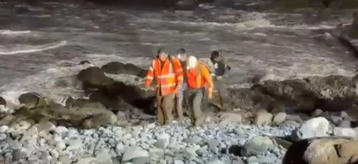 Tras alerta roja: Gope rescata a dos personas aisladas por remoción de tierra en Iquique