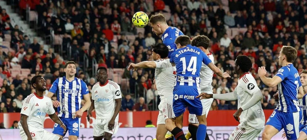 A cuatro puntos del descenso: Sevilla de Suazo y un ausente Alexis Sánchez empata con Alavés y no puede salir del fondo